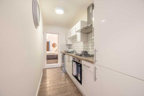 Stylish Apartment 5 min Walk to Castle - By Tempstay, Windsor (photo 8)