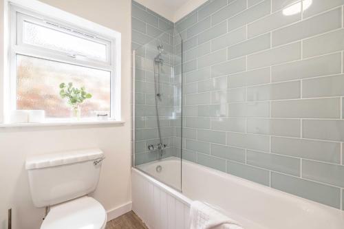 Stylish Apartment 5 min Walk to Castle - By Tempstay, Windsor (photo 7)