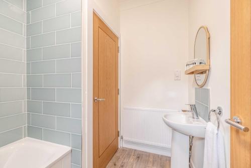 Stylish Apartment 5 min Walk to Castle - By Tempstay, Windsor (photo 4)