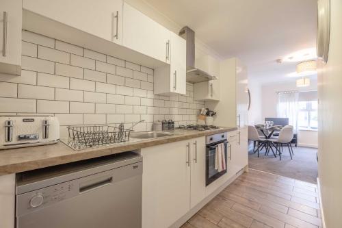 Stylish Apartment 5 min Walk to Castle - By Tempstay, Windsor (photo 6)