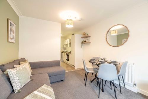 STYLISH APARTMENT 5 MIN WALK TO CASTLE & PARKING!