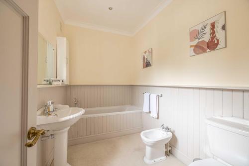 The Old Mill House, Windsor Riverside Hidden Gem!