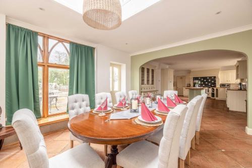 The Old Mill House, Windsor Riverside Hidden Gem!