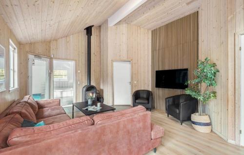 Lovely Home In Blåvand With Kitchen (Lovely Home In Blavand With Kitchen) in Oksby