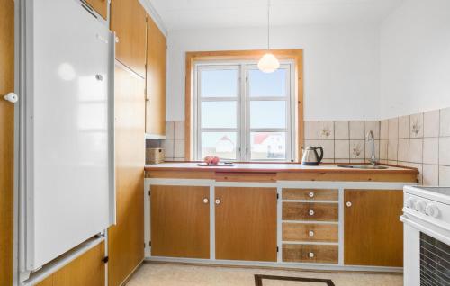 Kitchen, 3 Bedroom Pet Friendly Home In Frøstrup in Lild Strand
