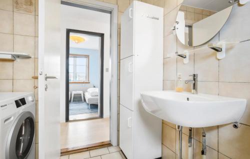 Bathroom, 3 Bedroom Pet Friendly Home In Frøstrup in Lild Strand