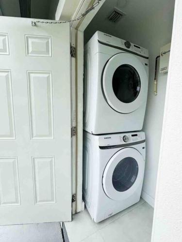 Wynwood Miami House, Sleeps 8, Gazebo, BBQ, Washer & Dryer, Coffee Station in Miami, USA