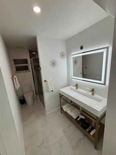 Wynwood Miami House, Sleeps 8, Gazebo, BBQ, Washer & Dryer, Coffee Station in Miami, USA