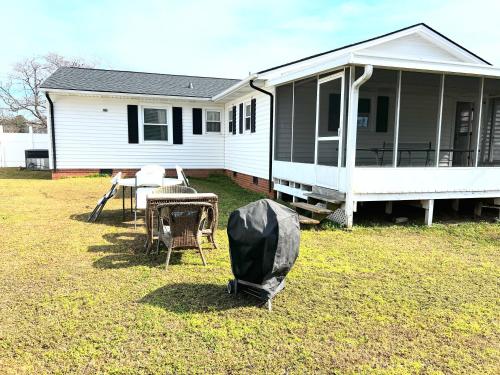 Kids,Pets, friendly 3BR 2BT Game Bonus, Room Fenced in Fayetteville, USA