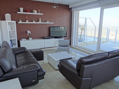 Den Oever V 903 with beautiful sea views