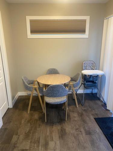 Harbour landing home with 2 living rooms, King bed and 2 car garage photo 4