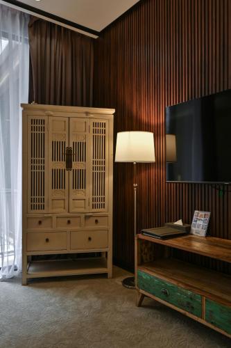 Premium King Room image 5