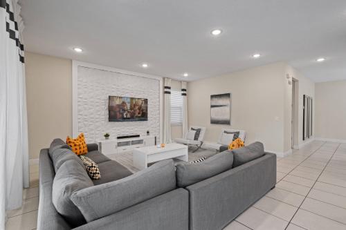 Encore Resort 6 Bedroom Home with Pool (2015) thumb 3