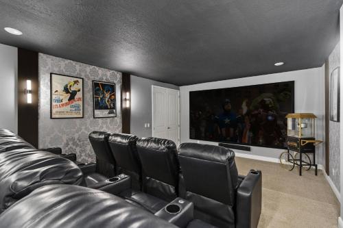 Modern House with Pool, Theater, Game Room, near Disney - 2316