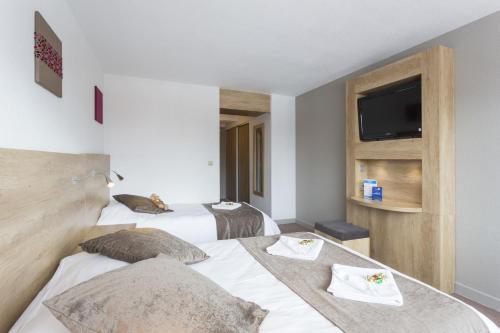 1 double bed, 1 twin bed