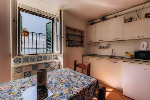Kitchen, Case vacanze vista mare in Syracuse