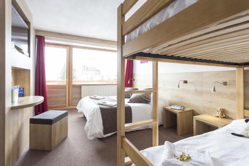1 double bed, 1 bunk bed