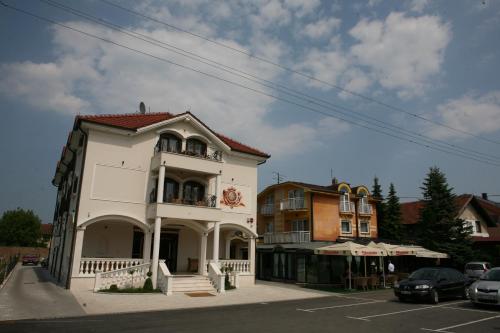 Hotel Villa Viktorija - image 2