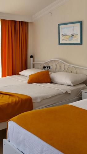 2 double beds, 1 twin bed