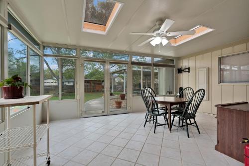 Comfy Home With Great Accessibility in Universal City, USA