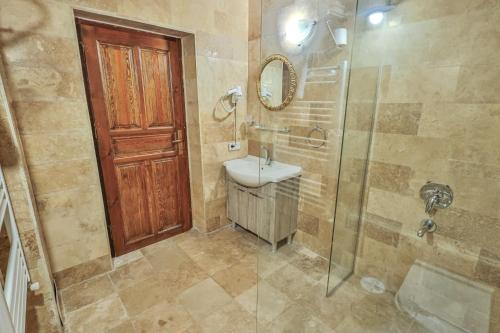 Bedrock Cave Hotel - image 8