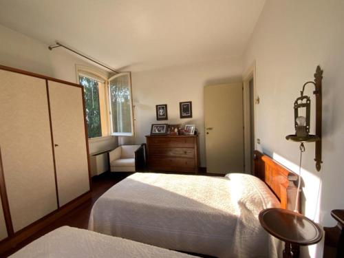 1 queen bed, 2 twin beds