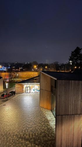 Modernes, zentrales Apartment in Troisdorf, Region Köln Bonn, maximal für 4 Personen, Parkplatz & Netflix inklusive