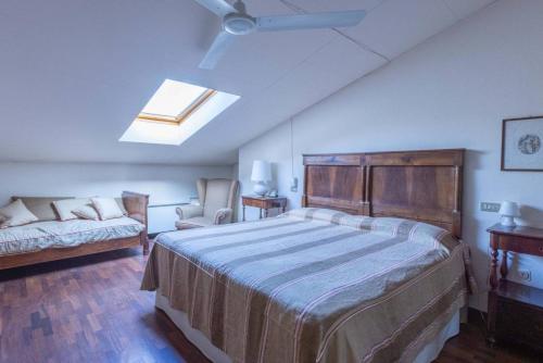 1 queen bed, 1 sofa bed