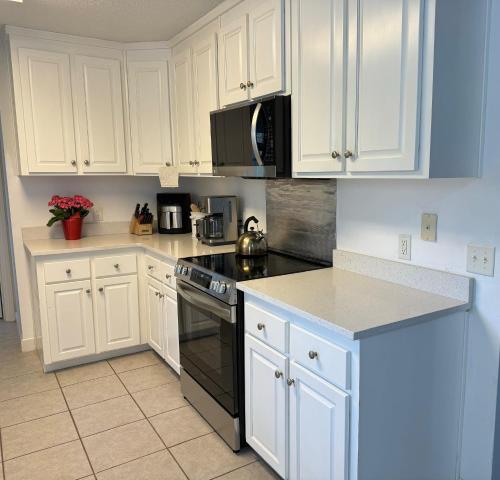 Waterfront Newly Renovated and Decorated 3brs home in Avalon (FL)