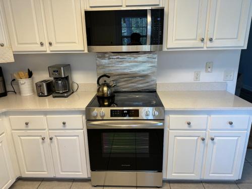 Waterfront Newly Renovated and Decorated 3brs home in Avalon (FL)