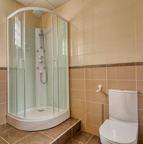 Shower, L'Escale - Airport - Paris in Goussainville