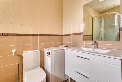 Bathroom, L'Escale - Airport - Paris in Goussainville
