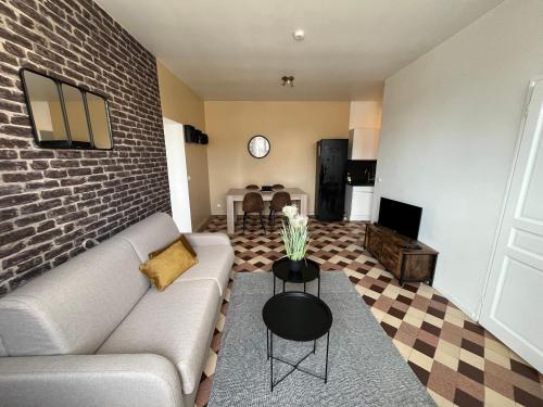 Shared lounge/TV area, L'Escale - Airport - Paris in Goussainville
