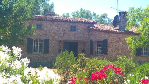 Luxurious villa with large heated pool in 2 acre private garden Ideally located for visiting Cannes Nice and St Tropez - Location, gîte - Saint-Paul-en-Forêt