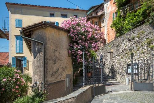 Charming apartment w/courtyard in historical house