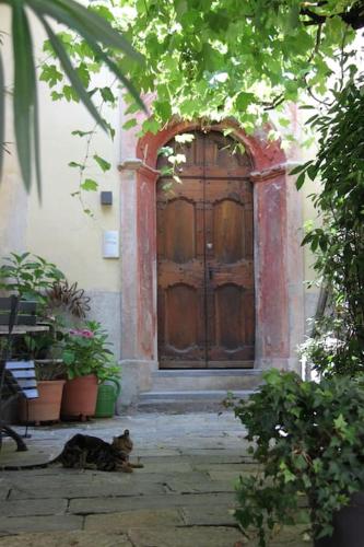 Charming apartment w/courtyard in historical house