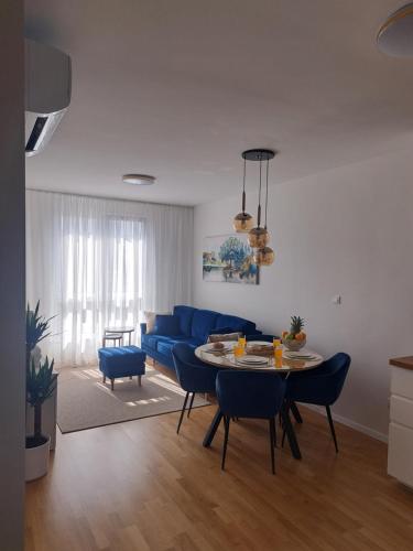 Salona Lux, Klis