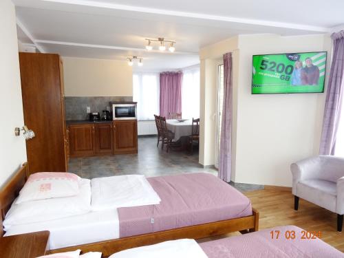 2 bedrooms, 4 beds