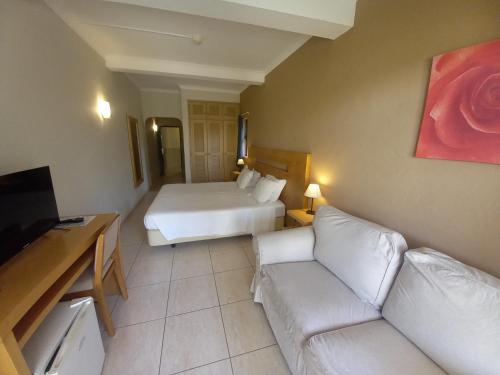 Double or Twin Room with Garden View image 10