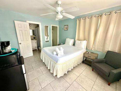 Standard Motel Room image 6