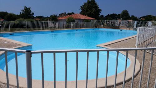 Peldbaseins, maison de vacances proche océan (maison de vacances proche ocean) in Saint Michel Chef Chef