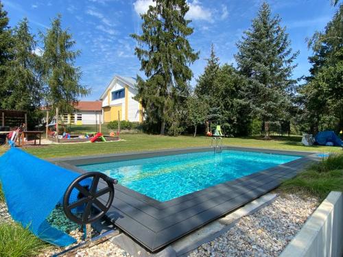 . helle Ferienwohnung in Architektenhaus mit Garten und beheiztem Außenpool