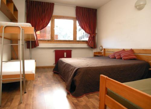 1 queen bed, 2 bunk beds