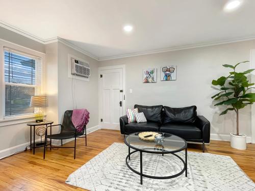 Fun & Charming 1br Apt Near Drake in Des Moines, USA