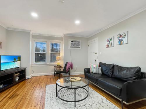 Fun & Charming 1br Apt Near Drake in Drake Park