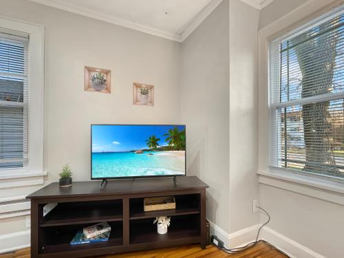 Fun & Charming 1br Apt Near Drake in Drake Park