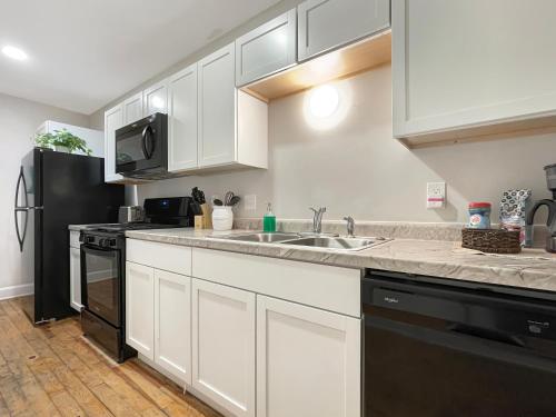 Fun & Charming 1br Apt Near Drake in Drake Park