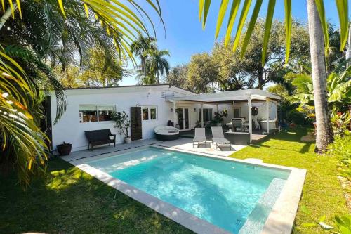 Pool! Best location! Steps to the water! Kid friendly! – khách sạn tại North Miami