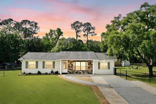 Rustic 3 bedroom Home in Welsey Chapel! in Wesley Chapel, USA
