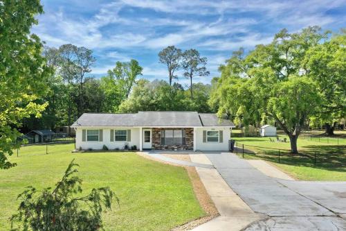 Rustic 3 bedroom Home in Welsey Chapel!